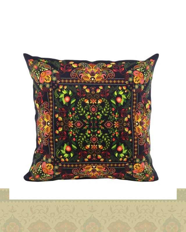 کاور کوسن طرح نقوش سنتی زمینه مشکی کد c143