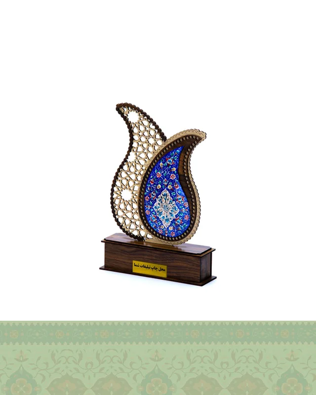 عکس تندیس بته جقه میناکاری کنار مشبک اصفهان